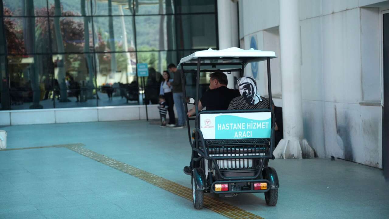 Muğla Eğitim Araştırma Hastanesinde Yaşlı ve Engelli Hastalara VİP Ulaşım Hizmeti 9